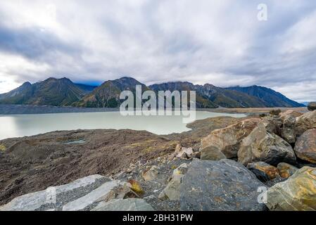 Tasman Gletscher und See mit massiven Eisbergen, Eisstücken aus schmelzendem Eis. Aoraki / Mount Cook National Park, Neuseeland. Stockfoto