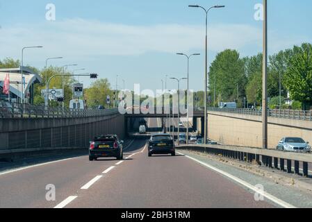 Rayleigh Weir Unterführung Kreuzung der A127 mit Verkehr. Kreisverkehr Unterführung der A129 Richtung London Stockfoto