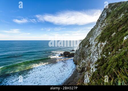 Atemberaubende Landschaft am Nugget Point, einem der markantesten Orte an der Küste von Otago in Neuseeland. Es verfügt über eine steile Landzunge und einen Leuchtturm. Stockfoto