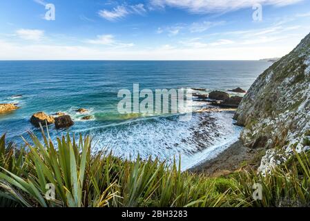 Atemberaubende Landschaft am Nugget Point, einem der markantesten Orte an der Küste von Otago in Neuseeland. Es verfügt über eine steile Landzunge und einen Leuchtturm. Stockfoto