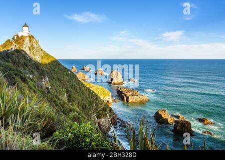 Atemberaubende Landschaft am Nugget Point, einem der markantesten Orte an der Küste von Otago in Neuseeland. Es verfügt über eine steile Landzunge und einen Leuchtturm. Stockfoto