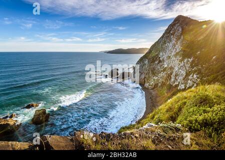 Atemberaubende Landschaft am Nugget Point, einem der markantesten Orte an der Küste von Otago in Neuseeland. Es verfügt über eine steile Landzunge und einen Leuchtturm. Stockfoto