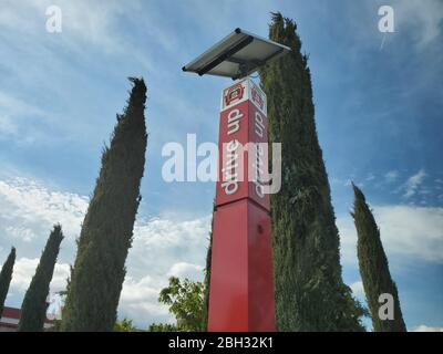 Fahren Sie mit dem Auto-Lieferbereich mit Schild am Target Retail Store, Dublin, Kalifornien, 9. April 2020. () Stockfoto