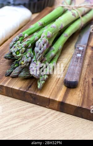 Spargel auf einem Holzbrett für das Tartkochen vorbereitet Stockfoto