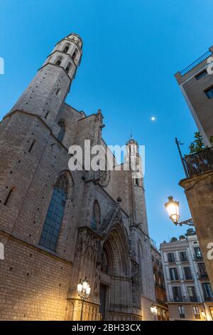 Fassade der Kirche Santa Maria del Mar im Gotischen Viertel in der Dämmerung, Barcelona Stockfoto