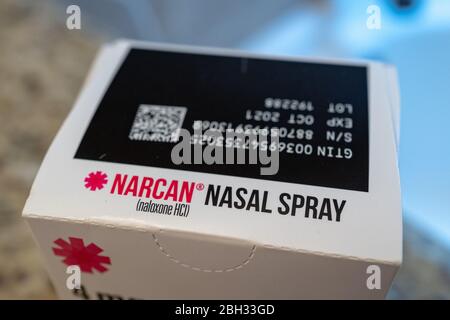 Nahaufnahme der Schachtel mit Logo für Naloxon Nasenspray der Marke Narcan im Hausraum, um die Wirkung einer Opioid-Überdosis umzukehren, 11. April 2020. () Stockfoto