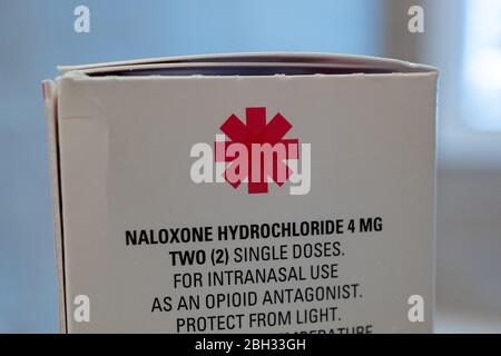 Nahaufnahme der Schachtel mit Logo für Naloxon Nasenspray der Marke Narcan im Hausraum, um die Wirkung einer Opioid-Überdosis umzukehren, 11. April 2020. () Stockfoto