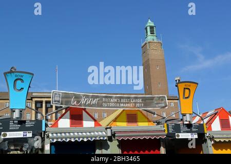 Farbenfrohe Stände des Norwich-Marktes unter der Sperre des Coronavirus, darunter das Rathaus von Norwich Stockfoto