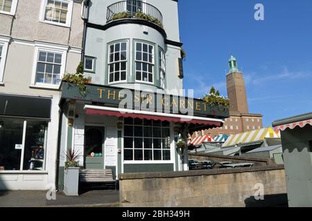 Das öffentliche Haus Sir Garnett, Norwich, wurde unter der Sperre des Coronavirus geschlossen, und der Norwich Markt und das Rathaus liegen dahinter Stockfoto