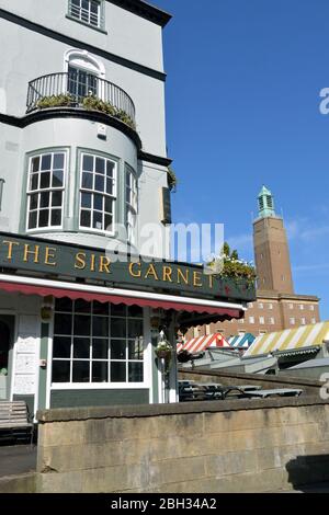 Das öffentliche Haus Sir Garnett, Norwich, wurde unter der Sperre des Coronavirus geschlossen, und der Norwich Markt und das Rathaus liegen dahinter Stockfoto