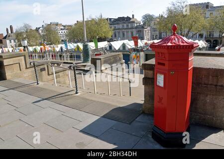 Viktorianischer Briefkasten Penfold mit sechs Seiten in Norwich, an der Ecke St Peters Street und Bethel Street, in der Nähe des Norwich Market und des Rathauses Stockfoto
