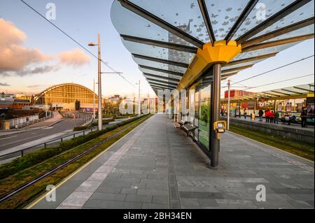 DEANSGATE CASTLEFIELD MANCHESTER-OCTUBER 27, 2019: Eine Straßenbahn, die an der station deansgate hält. Stockfoto