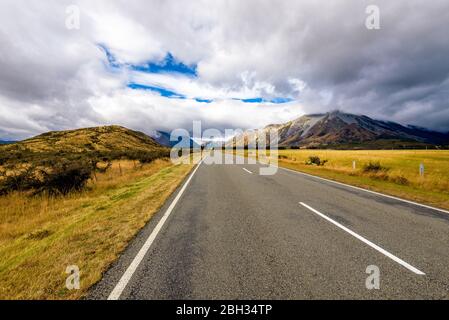 Wunderschöne Berglandschaft mit leerer und verlassenen Bergstraße auf dem Highway SH73 zwischen Arthur's Pass und Castle Hill, Canterbury, Neuseeland. Stockfoto