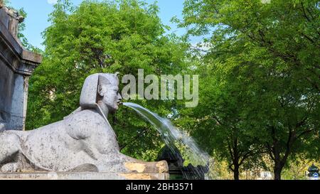 Eine ägyptische Sphinx, die Wasser spießt, in La Fontaine du Palmier, Place du Châtelet, Paris, Frankreich Stockfoto