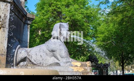 Eine ägyptische Sphinx, die Wasser spießt, in La Fontaine du Palmier, Place du Châtelet, Paris, Frankreich Stockfoto