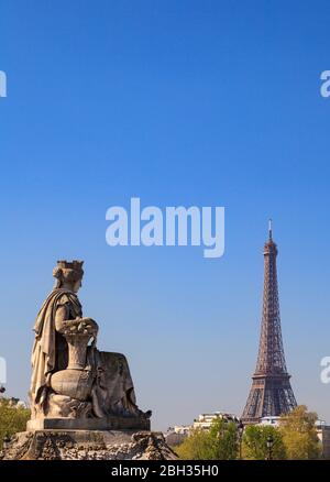 Eine Statue von Lyon und Marseille von Pierre Petitot auf dem Place de la Concorde mit dem Eiffelturm im Hintergrund, Paris Stockfoto