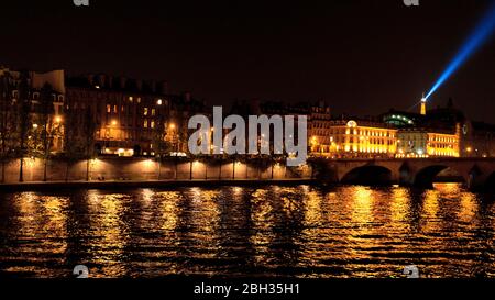 Die beleuchteten Ufer der seine bei Nacht mit dem Musée d'Orsay und dem Eiffelturm, Paris Stockfoto