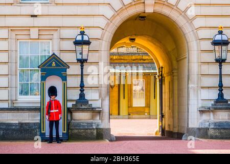 Fußwächter Buckingham Palace London England Grossbritannien Hauptstadt Themse Grossbritannien Europa EU Stockfoto