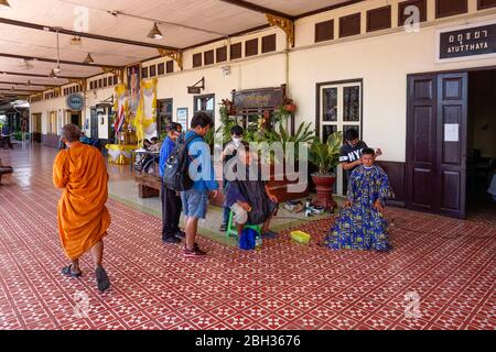 Friseur mit Gesichtsmasken im Bahnhof in Ayutthaya, Thailand Stockfoto