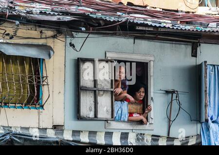 Quezon City. April 2020. Die Bewohner schauen am 23. April 2020 aus dem Fenster ihrer Baracken auf ein Slum in Quezon City, Philippinen. Quelle: Rouelle Umali/Xinhua/Alamy Live News Stockfoto