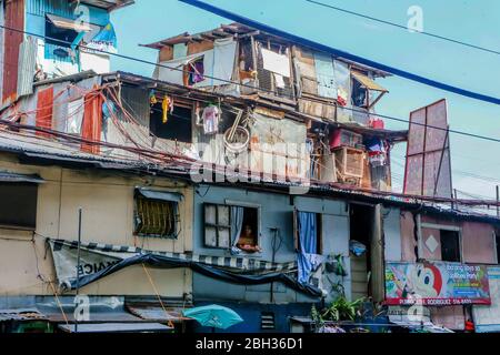 Quezon City. April 2020. Ein Bewohner blickt aus dem Fenster des Barackens auf ein Slum in Quezon City, Philippinen am 23. April 2020. Quelle: Rouelle Umali/Xinhua/Alamy Live News Stockfoto