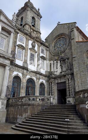 Die barocke façade und das Tor zur spätgotischen Kirche des Hl. Franziskus, Porto, Portugal, mit einem ehemaligen Konventualgebäude (?) Mit einem Glockenturm Stockfoto