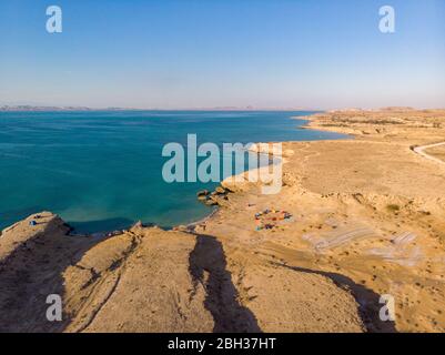 Drohnenansicht über die Küste eines Strandes in Hengam im Iran Stockfoto