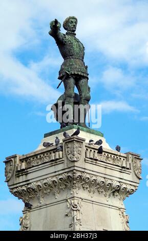 Bronzestatue von Prinz Heinrich dem Seefahrer, geboren 1394, Entdecker und Krieger, auf einem riesigen Steinsockel, in Porto, Bildhauer Tomás Costa, installiert 1896 Stockfoto