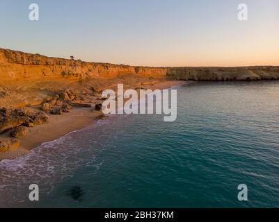 Drohnenansicht über die Küste eines Strandes in Hengam im Iran Stockfoto