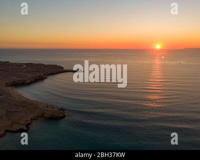 Drohnenansicht über die Küste eines Strandes in Hengam im Iran Stockfoto