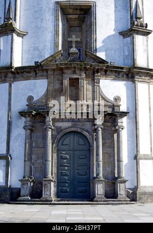 Haupteingang der kreisförmigen Kirche des Klosters Mosteira da Serra do Pilar, in Porto, Portugal, in einem schönen barocken oder manieristischen Stil, Stockfoto