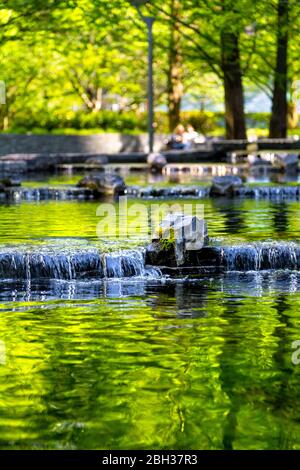 Wasserfall-Brunnen im Jubilee Park in Canary Wharf, London, Großbritannien Stockfoto