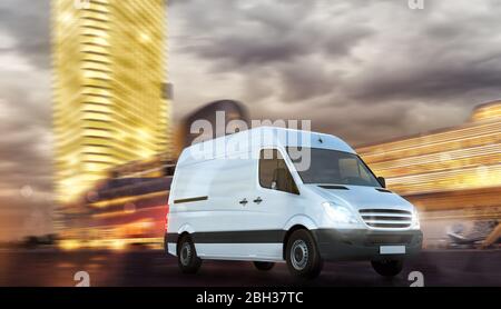 Super schnelle Lieferung von Paket-Service mit einem beweglichen Van auf moderne Stadtbild Stockfoto