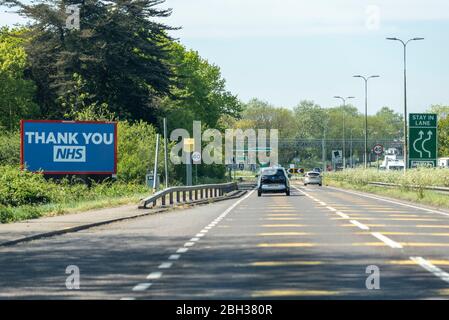 Danke, NHS-Plakat. Werbung auf DER A127 in der Nähe von Basildon, Essex, Großbritannien, zeigt früher eine große Botschaft des Dankes an den National Health Service Stockfoto