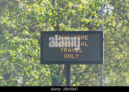 Verkehrsmatrix-Schild neben A128 in Essex, das Personen anweist, während der COVID-19-Pandemiesperrung nach Coronavirus zu Hause zu bleiben, nur für Reisen, die unbedingt erforderlich sind Stockfoto