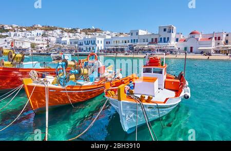 Hafen mit Holzfischereibooten in Chora Stadt an sonnigen Sommertagen, Mykonos Insel, Griechenland -- griechische Landschaft Stockfoto