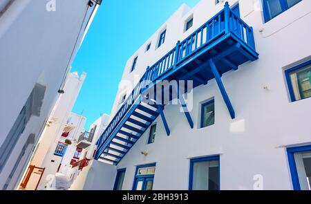 Perspektive der alten Straße mit weiß getünchten Häusern auf der Insel Mykonos, Chora Stadt, Griechenland. Weitwinkelaufnahme Stockfoto