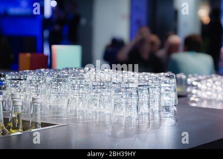 Leere Gläser an der Bar Stockfoto