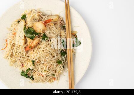 Hausgemachte Fischsauce gebratenen Bienenhahn mit wenig frischen Garnelen und Gemüse auf weißem Hintergrund. Stockfoto