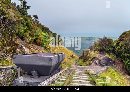 Denniston Incline, Neuseeland. Blick hinunter auf den Denniston Incline Gravity Raiiway in der verlassenen Kohlemoningstadt Denniston, Neuseeland Stockfoto