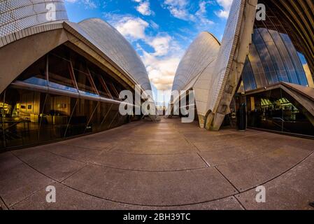Sydney, Australien. Ungewöhnliche Ansicht der architektonischen Details und Fliesen des berühmten Opernhauses. Stockfoto