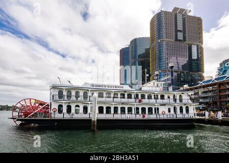 Sydney, NSW, Australien. Blick auf den Darling Harbour und die Harbour Ballroom Kreuzfahrt Schiff von einer Fähre. Stockfoto