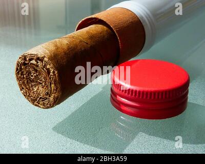 Braun kubanische Zigarre Querschnitt Detail. Weiße Aluminium Humidor Fall. Rote Schraube auf Kappe auf hellgrau Glasoberfläche von unten beleuchtet. Luxus-Konzept Stockfoto