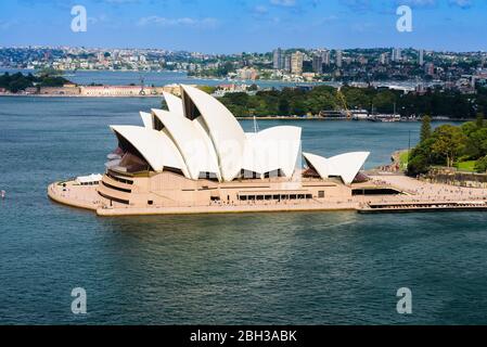Blick auf das Opernhaus, Circular Quay und das Sydney CBD an einem sonnigen Sommertag vom Pylon Lookout auf der Harbour Bridge. NSW, Australien. Stockfoto