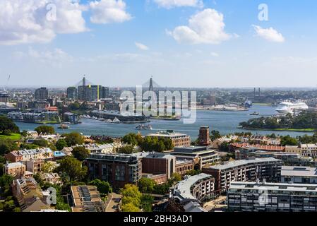 Sydney, New South Wales, Australien. Die Anzac Brücke, die über Darling Harbour von der Spitze des Pylon Lookout auf der Harbour Bridge gesehen wird. Stockfoto