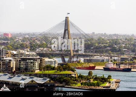 Sydney, New South Wales, Australien. Die Anzac Brücke, die über Darling Harbour von der Spitze des Pylon Lookout auf der Harbour Bridge gesehen wird. Stockfoto