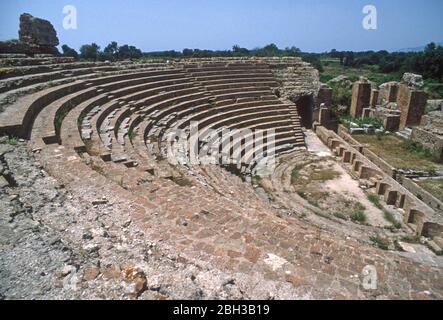 Das römische Theater in der antiken Stadt Nikopolis, erbaut von Augustus Caesar (ehemals Octavian), um seinen Sieg über die Flotten von Mark Antony und Kleopatra in der Seeschlacht von Actium zu gedenken, die in der Nähe stattfand. In Der Nähe Von Preveza, Epirus, Griechenland. Nicopolis hat einen vorläufigen Status als UNESCO-Weltkulturerbe. Stockfoto