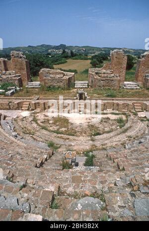 Das römische Theater in der antiken Stadt Nikopolis, erbaut von Augustus Caesar (ehemals Octavian), um seinen Sieg über die Flotten von Mark Antony und Kleopatra in der Seeschlacht von Actium zu gedenken, die in der Nähe stattfand. In Der Nähe Von Preveza, Epirus, Griechenland. Nicopolis hat einen vorläufigen Status als UNESCO-Weltkulturerbe. Stockfoto