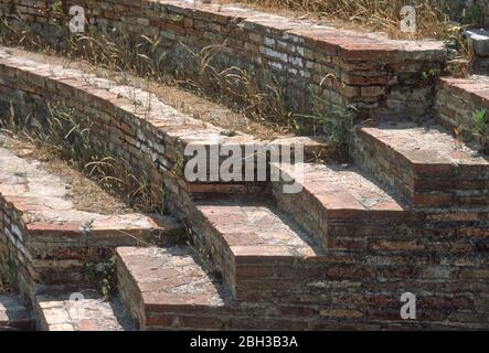 Das römische Theater in der antiken Stadt Nikopolis, erbaut von Augustus Caesar (ehemals Octavian), um seinen Sieg über die Flotten von Mark Antony und Kleopatra in der Seeschlacht von Actium zu gedenken, die in der Nähe stattfand. In Der Nähe Von Preveza, Epirus, Griechenland. Nicopolis hat einen vorläufigen Status als UNESCO-Weltkulturerbe. Stockfoto