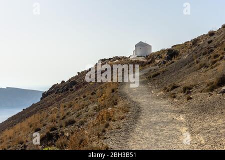 Der Wanderweg nördlich von Santorini führt zu einer Kapelle Stockfoto